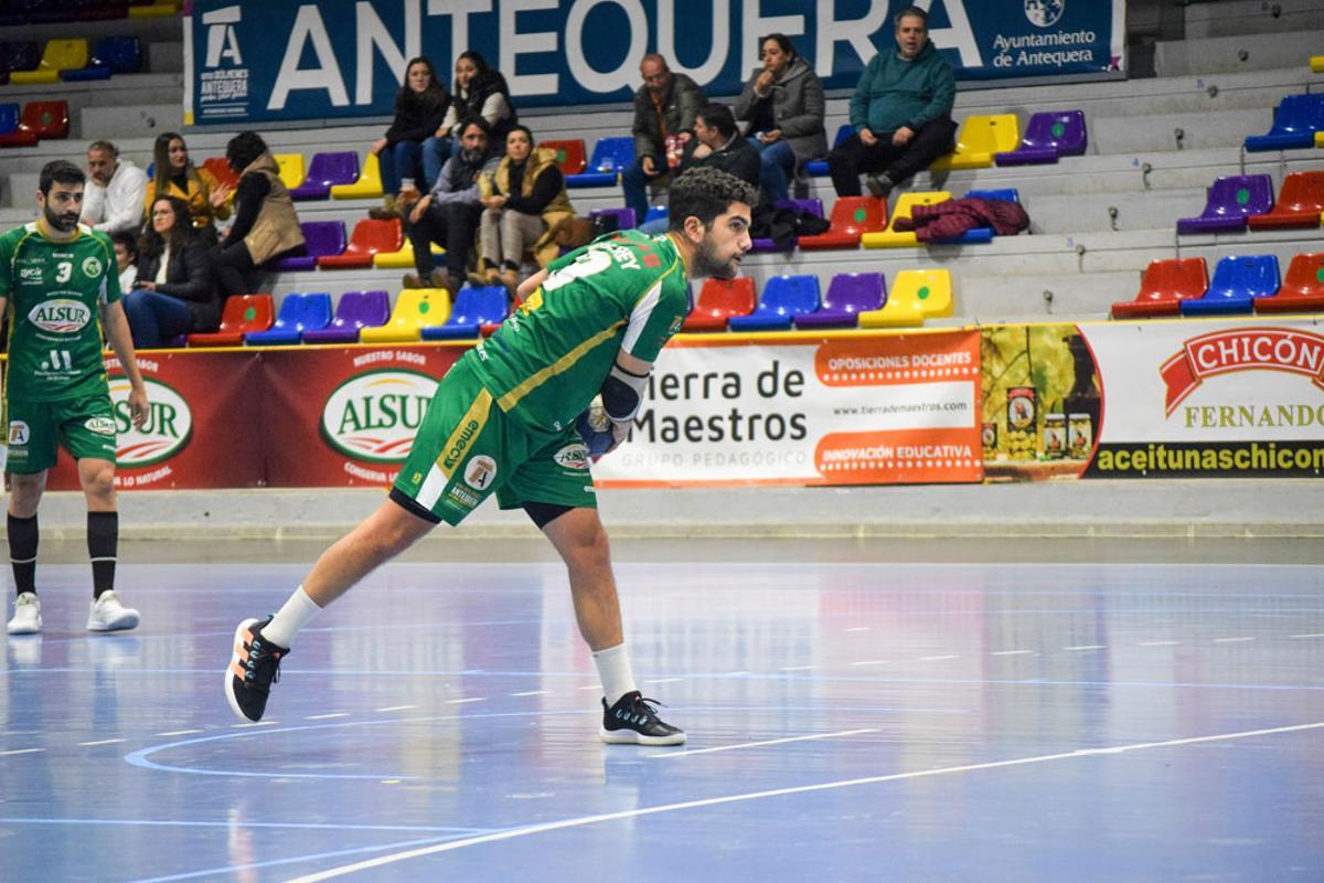 Jugador del Conservas Alsur Antequera, durante un penalti.