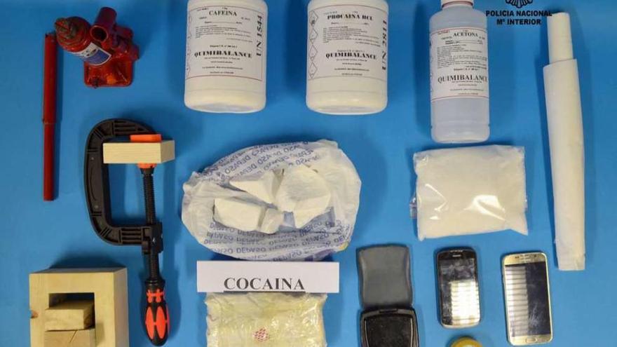 Productos intervenidos por la Policía en el piso de O Carballiño. // FdV