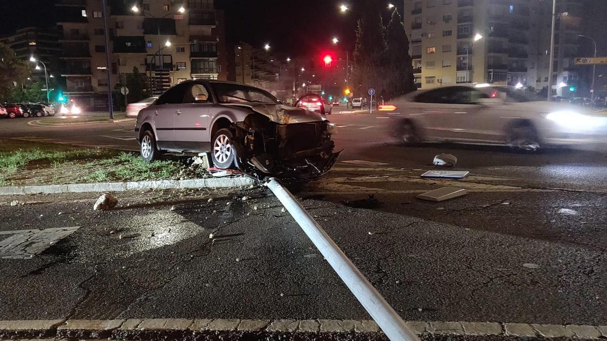 Estado en el que quedó el vehículo accidentado la noche del jueves en la cabecera del puente de la Universidad.