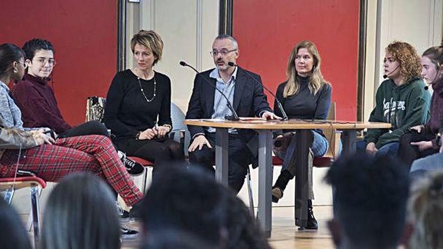 Escenificació de la mediació entre dos grups d&#039;amigues presumptament enfrontats, ahir a Manresa