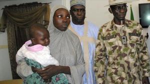 Maryam Ali Maiyanga (izq) con su hijo de 10 meses, tras ser encontrada, en Maiduguri, este sábado.