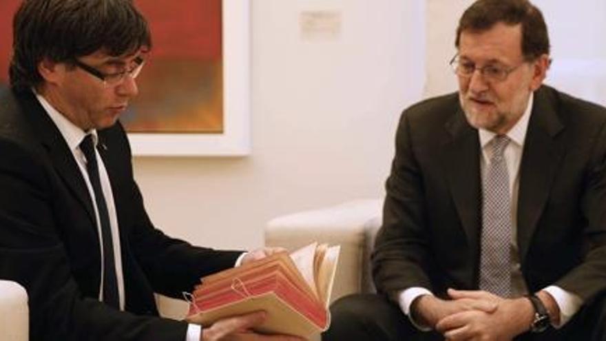 Rajoy regala a Puigdemont un exemplar d&#039;&#039;El Quixot&#039;