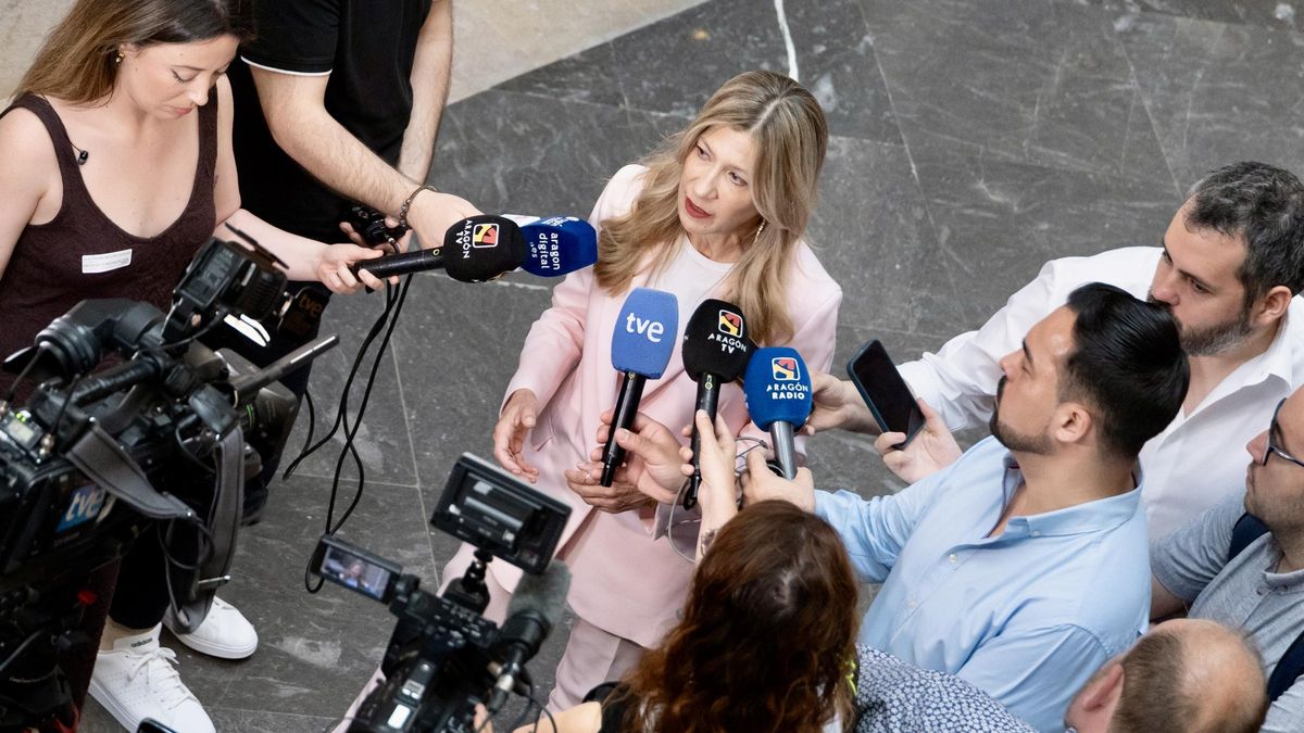 La vicepresidenta del Gobierno de Aragón, Mar Vaquero, comparece en los pasillos de las Cortes.