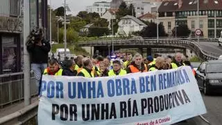 Los mariscadores de O Burgo vuelven a cortar el tráfico para reclamar la continuidad de las ayudas