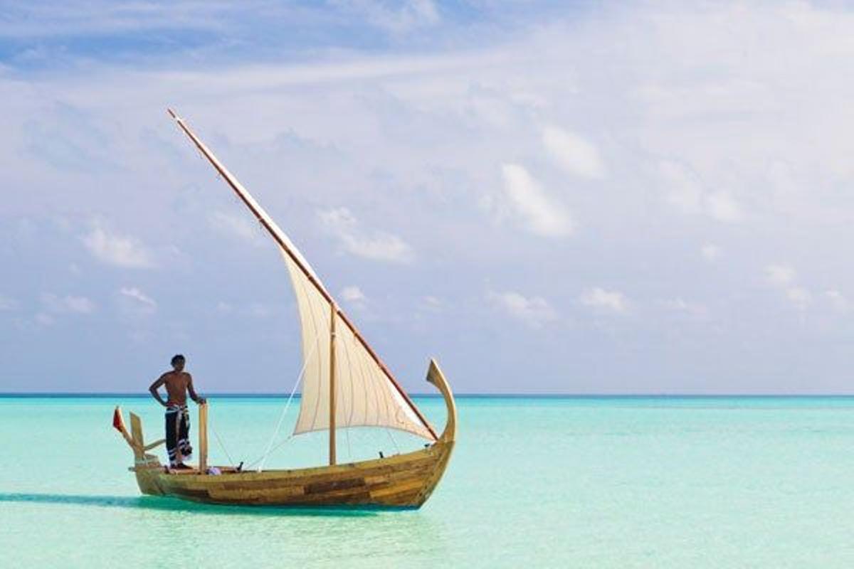 Barco tradicional de Maldivas denominado Dhoni.