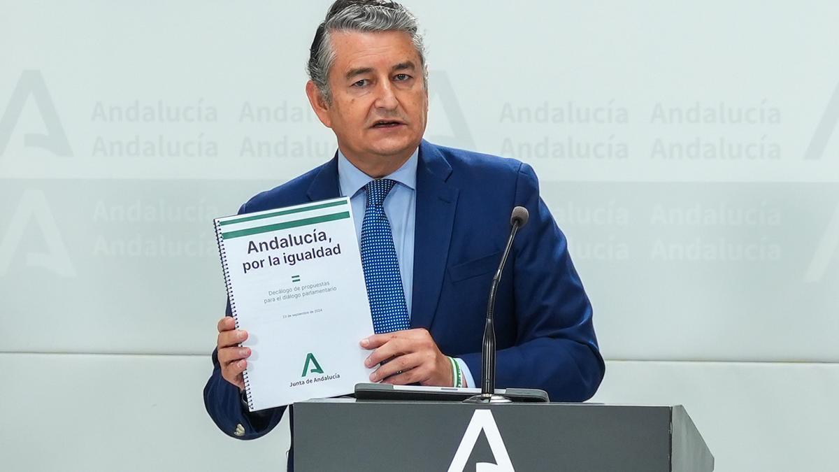 Antonio Sanz, consejero de Presidencia, explica el decálogo entregado a los grupos parlamentarios andaluces