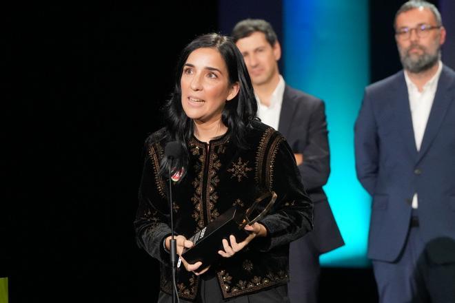 La directora Alauda Ruiz de Azúa recibe la Concha de Oro por la película Los Domingos, durante la gala de clausura del Festival de San Sebastián, en el Teatro Victoria Eugenia, a 27 de septiembre de 2025, en San Sebastián, Guipúzcoa, País Vasco (España). El festival ha celebrado su 73ª edición del 19 al 27 de septiembre de 2025, reforzando su protagonismo global con 254 títulos de 56 países y una destacada presencia del cine español. La participación femenina detrás de cámaras ha aumentado y el cine vasco cuenta con 38 producciones. El certamen ha incluído secciones oficiales, estrenos, foros y actividades para profesionales y público. 27 SEPTIEMBRE 2025;CINE;SAN SEBASTIÁN;FESTIVAL;CINEASTAS;ACTRIZ;DIRECTOR;PELÍCULA; Unanue / Europa Press 27/09/2025. ALAUDA RUIZ DE AZÚA;Unanue;