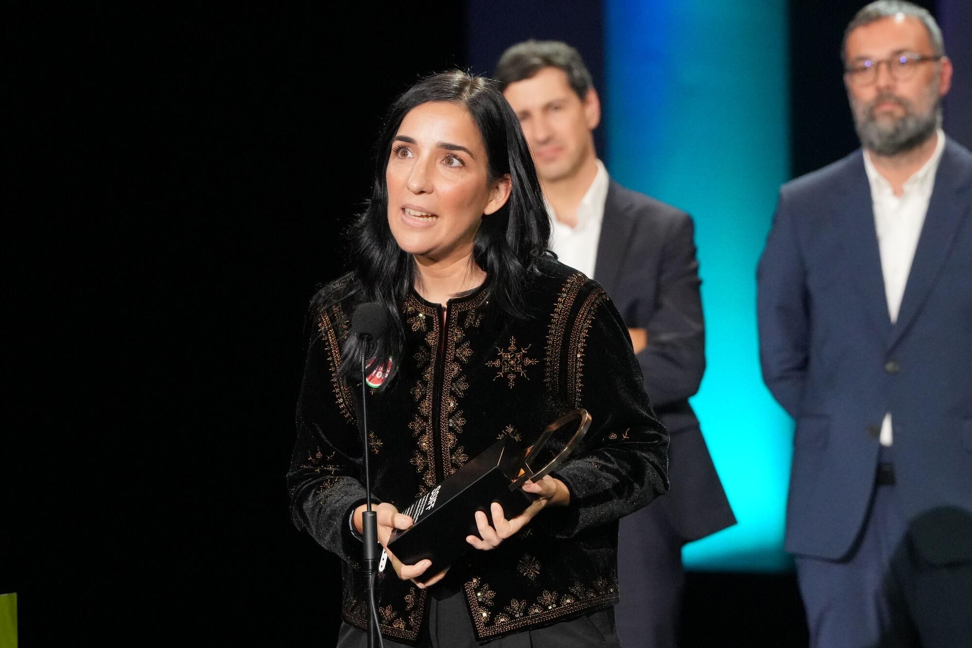 La directora Alauda Ruiz de Azúa recibe la Concha de Oro por la película 'Los Domingos', durante la gala de clausura del Festival de San Sebastián, en el Teatro Victoria Eugenia, a 27 de septiembre de 2025, en San Sebastián, Guipúzcoa, País Vasco (España). El festival ha celebrado su 73ª edición del 19 al 27 de septiembre de 2025, reforzando su protagonismo global con 254 títulos de 56 países y una destacada presencia del cine español. La participación femenina detrás de cámaras ha aumentado y el cine vasco cuenta con 38 producciones. El certamen ha incluído secciones oficiales, estrenos, foros y actividades para profesionales y público. 27 SEPTIEMBRE 2025;CINE;SAN SEBASTIÁN;FESTIVAL;CINEASTAS;ACTRIZ;DIRECTOR;PELÍCULA; Unanue / Europa Press 27/09/2025. ALAUDA RUIZ DE AZÚA;Unanue;