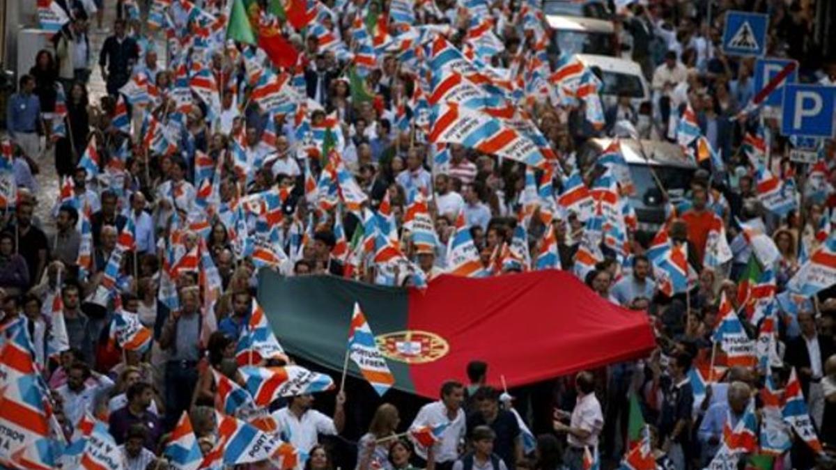 Simpatizantes del candidato conservador Coelho durante la campaña electoral en Lisboa.