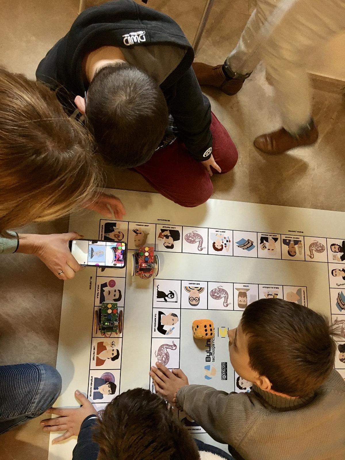 Niños y niñas jugando y aprendiendo con OCA STEM.