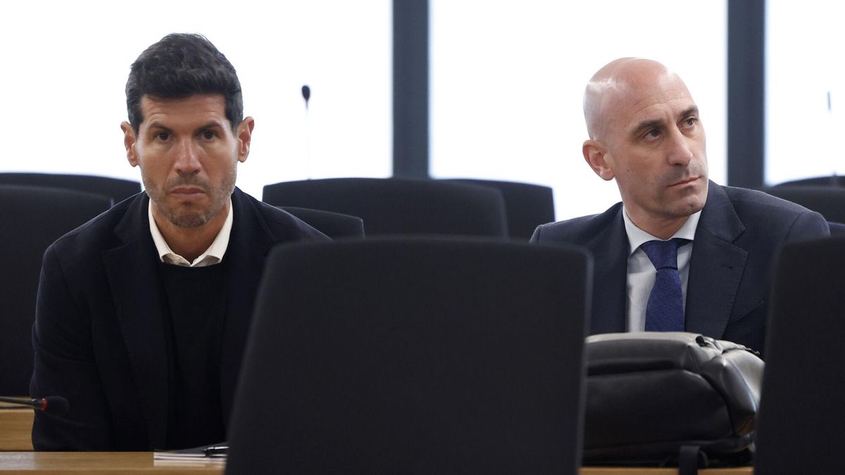 El expresidente de la Federación Española de Fútbol (RFEF) Luis Rubiales, acusado de agresión sexual y coacciones, y el exdirector deportivo de la selección masculina Albert Luque, durante el juicio.