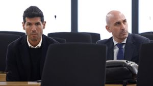 El expresidente de la Federación Española de Fútbol (RFEF) Luis Rubiales, acusado de agresión sexual y coacciones, y el exdirector deportivo de la selección masculina Albert Luque (i), durante el juicio contra el expresidente de la RFEF y otros miembros de la federación por el beso que Rubiales dio a la jugadora Jenni Hermoso tras la victoria del Mundial en Sídney (Australia) el 20 de agosto de 2023 y que ella asegura que no consintió. Rubiales se enfrentará a una petición de dos años y medio de cárcel y compartirá banquillo con tres personas de su confianza en la Federación: el exdirector deportivo de la selección masculina Albert Luque, el exentrenador de la femenina Jorge Vilda y el antiguo responsable de Marketing de la RFEF Rubén Rivera. EFE/Chema Moya ***POOL***. añade txto 1