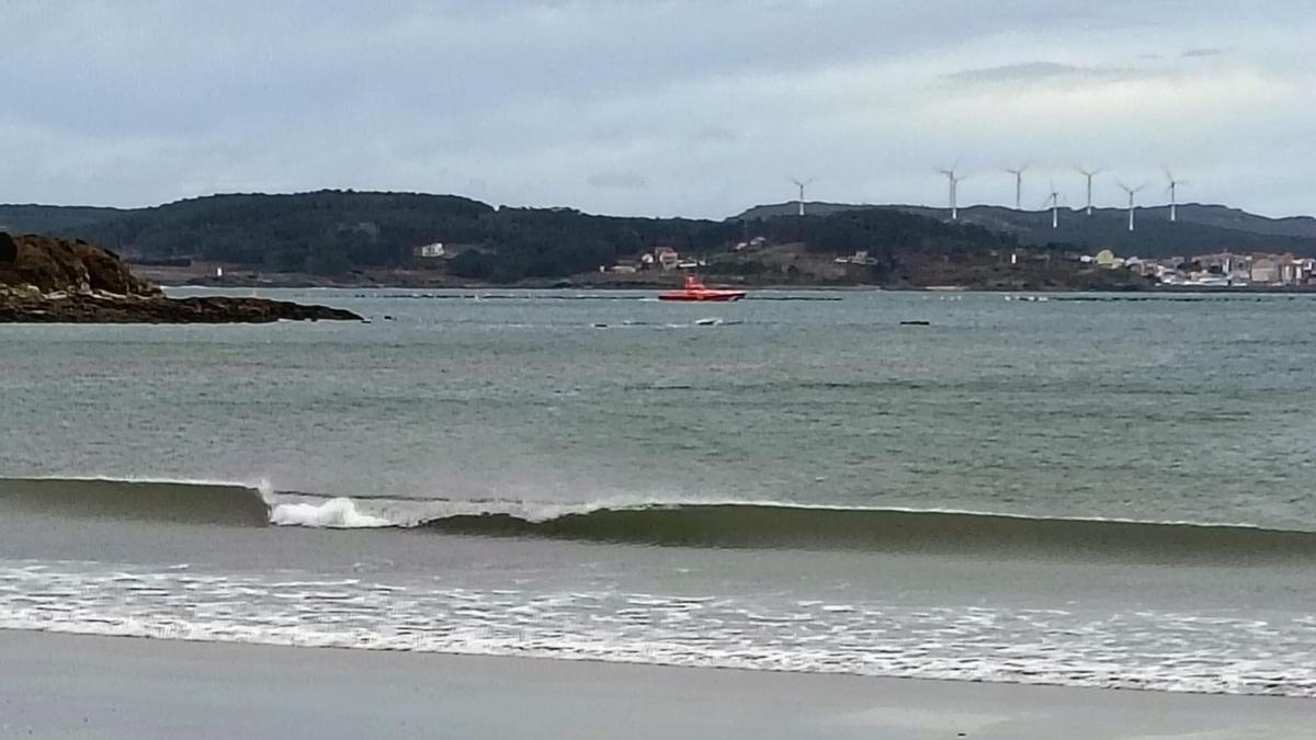 La embarcación 'Salvamar Altair' se sumó a la búsqueda por mar.