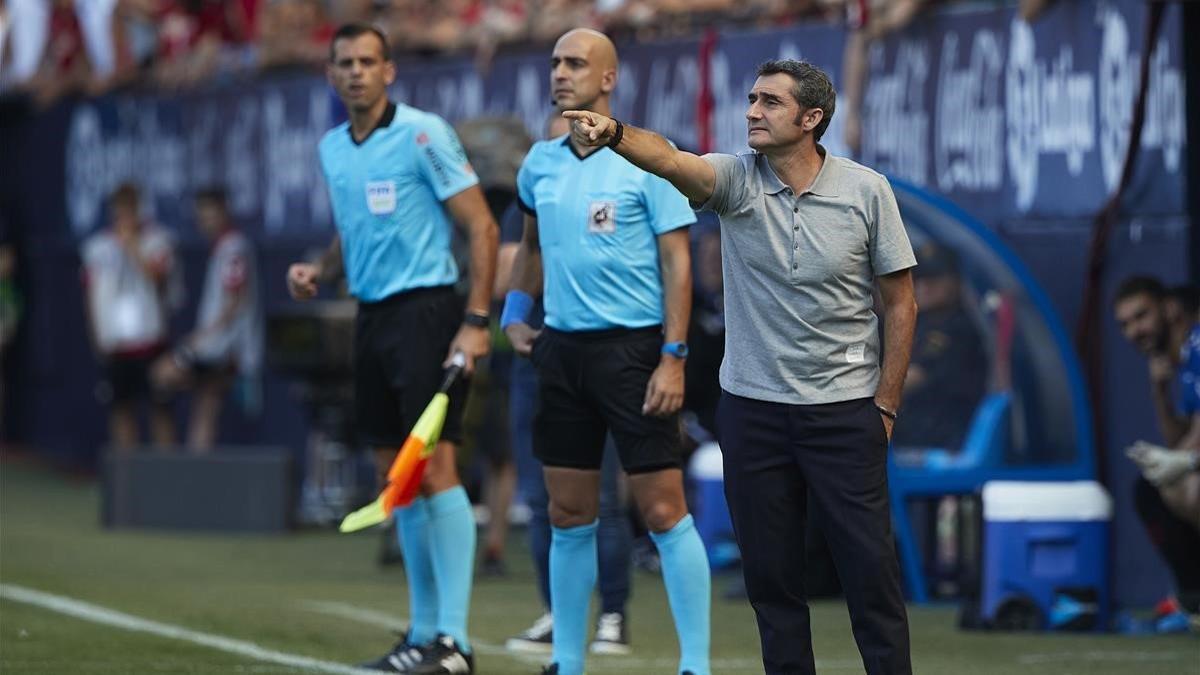 Valverde da instrucciones durante el Osasuna-Barça en El Sadar.