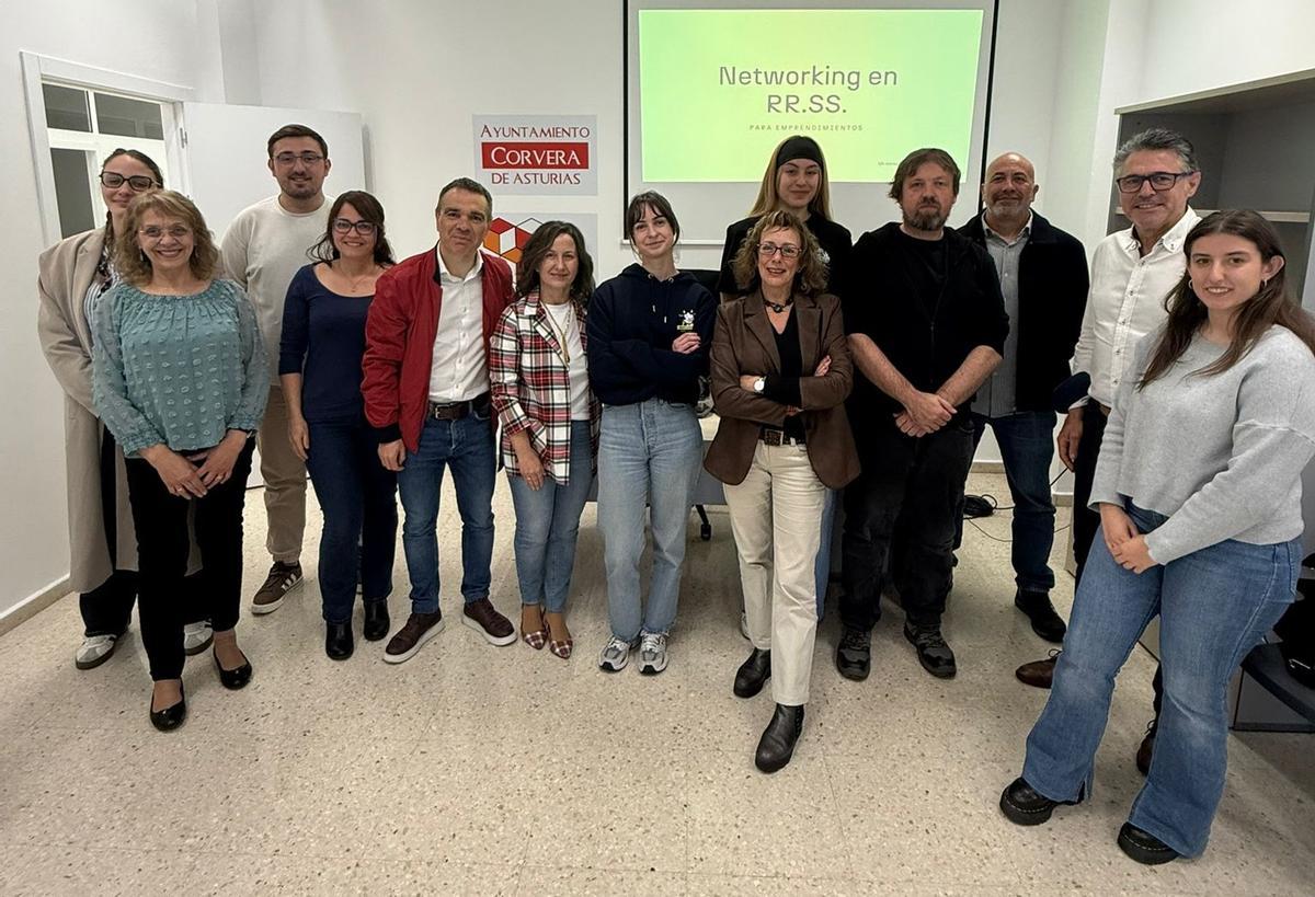 Participantes en la sesión en el espacio de Coworking de Corvera.