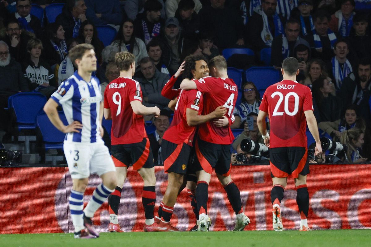 SAN SEBASTIÁN (PAÍS VASCO), 06/03/2025.- El delantero neerlandés del Manchester United Joshua Zirkzee (c) celebra con sus compañeros tras anotar el primer gol de su equipo este jueves, durante el primer partido de octavos de final de la Liga Europa, que enfrenta a la Real Sociedad y al Manchester United, en el Real Arena de San Sebastián. EFE/ Javier Etxezarreta