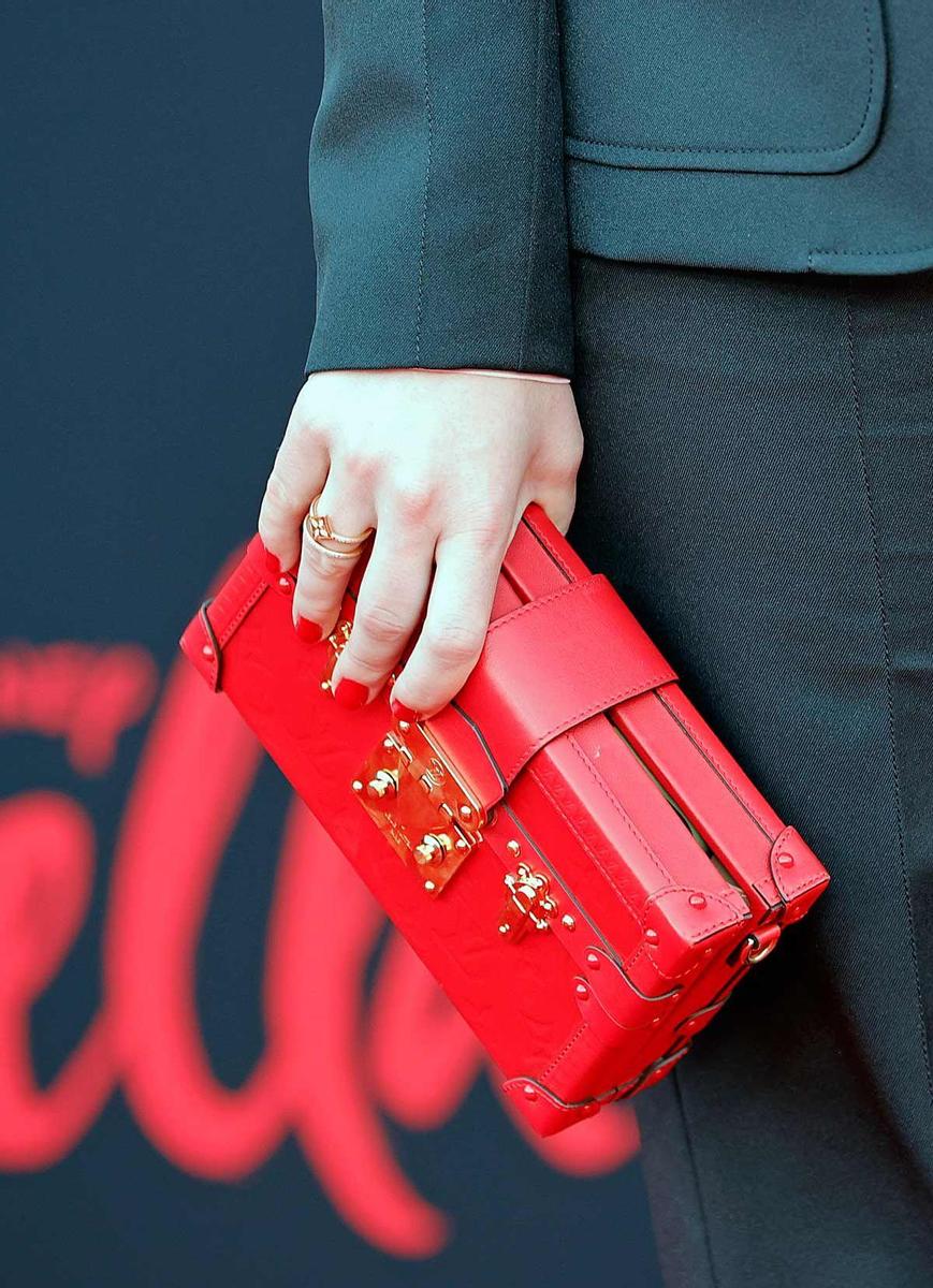 Bolso de mano de Louis Vuitton rojo lucido por Emma Stone en la premiere de Emma Stone
