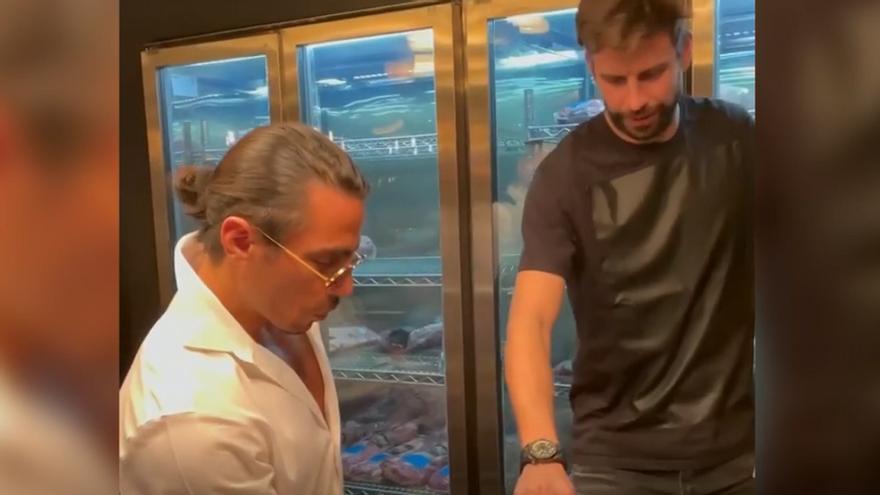 Piqué se suma al ritual de Salt Bae en Dubai