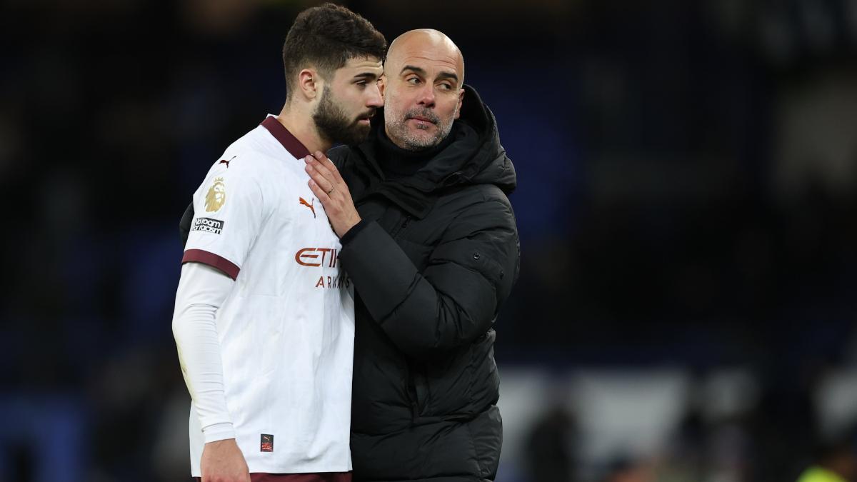 Guardiola dando instrucciones a Gvardiol en un encuentro del Manchester City