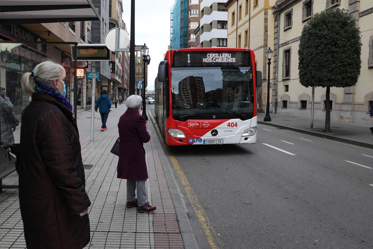 Pasajeros en la parada de un autobús de la línea 1 de Emtusa, en la calle Pedro Duro.