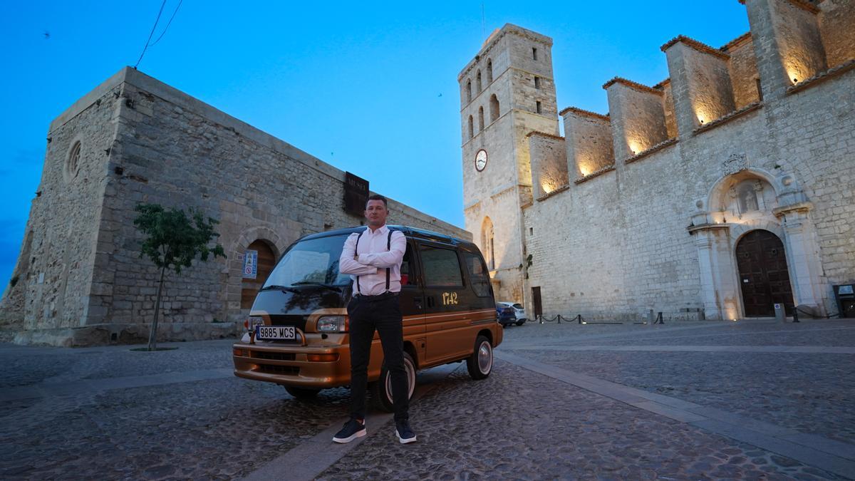 El conductor de 1742 en la plaza de la catedral, donde se sitúa el restaurante.