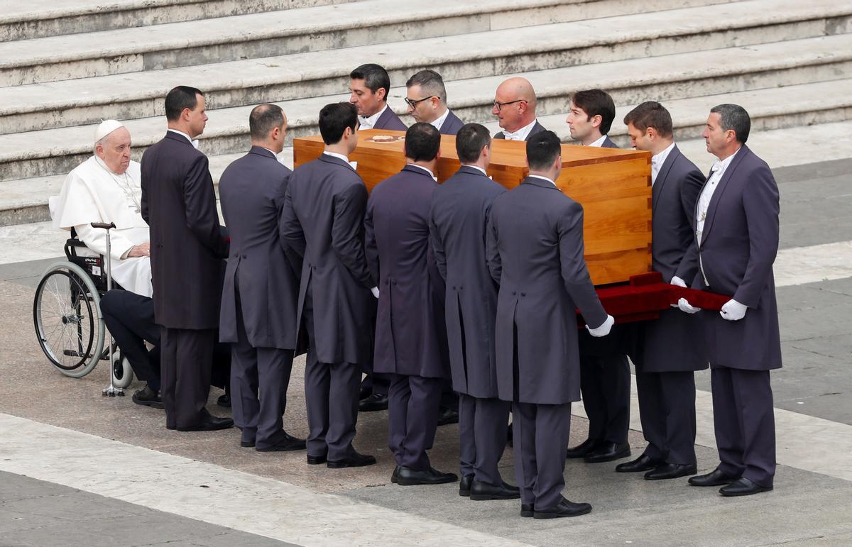Los portadores del féretro sostienen el ataúd del ex Papa Benedicto durante su funeral, junto al Papa Francisco.