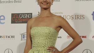 Michelle Jenner posa con un elegante vestido verde lima, a su llegada al Gran Casino de Madrid.