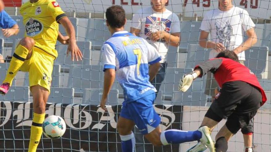 Kaká detiene el balón sobre la línea de meta en el último partido que disputó, en Sabadell. / lof