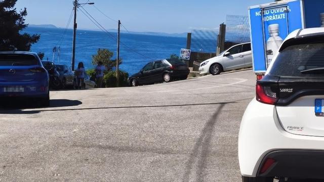Coches con matrícula de Portugal, este lunes en el entorno de la playa aldanesa de Areacova.