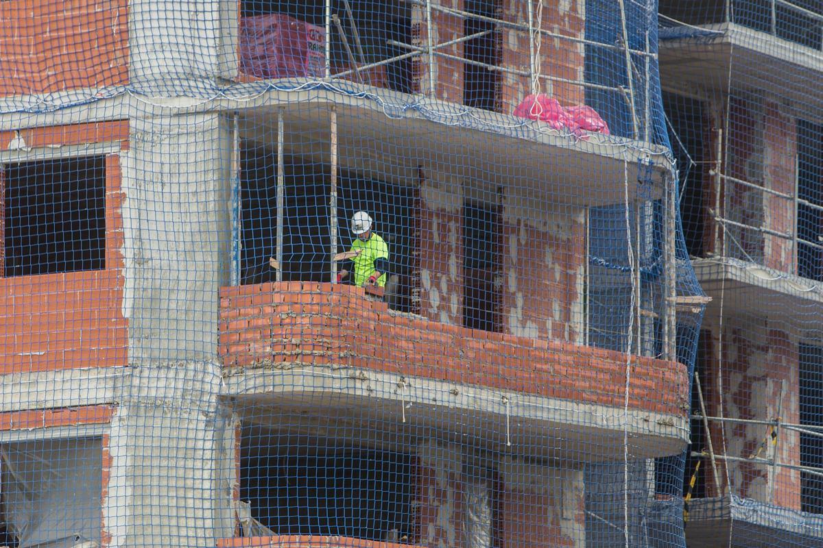 Trabajos de construcción de un edificio en el PAI de Malilla de València.
