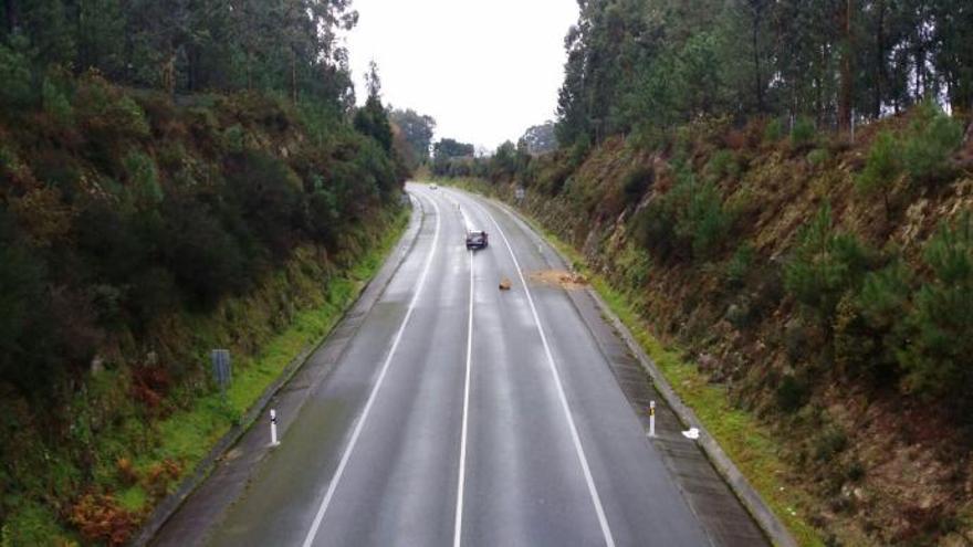 Retiran a mano una roca caída a la vía rápida de Cambados a Vilagarcía