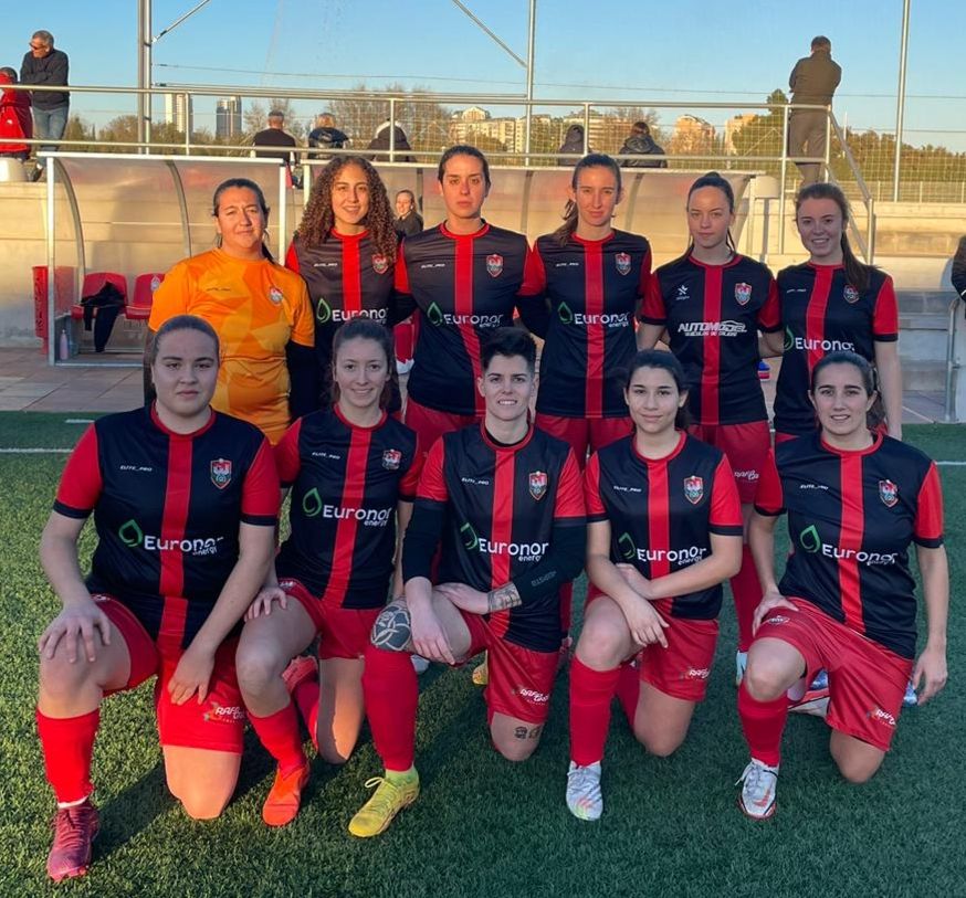 Las chicas del Ciutat de Xàtiva en el campo del Mislata.