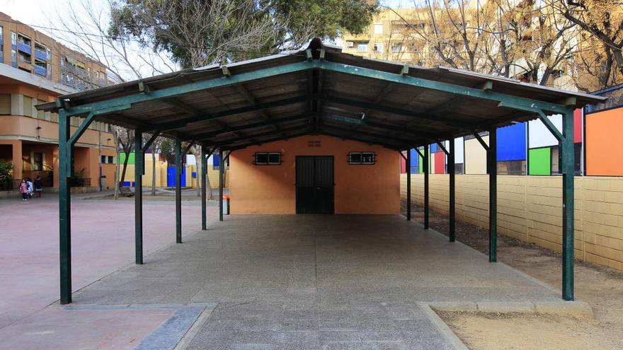 Tejado de amianto en un colegio de València.