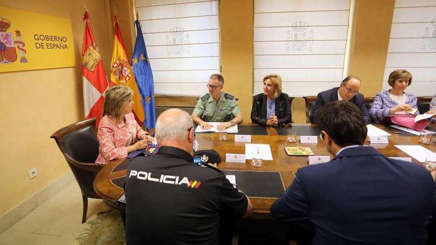 La delegada del Gobierno en Castilla y León, María José Salgueiro, preside una reunión con los subdelegados de las nueve provincias, con el jefe superior de Policía y el coronel de la Guardia Civil de la región.