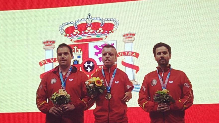 Alberto Seoane (c), en mayo con el oro en el Campeonato del Mundo por equipos.