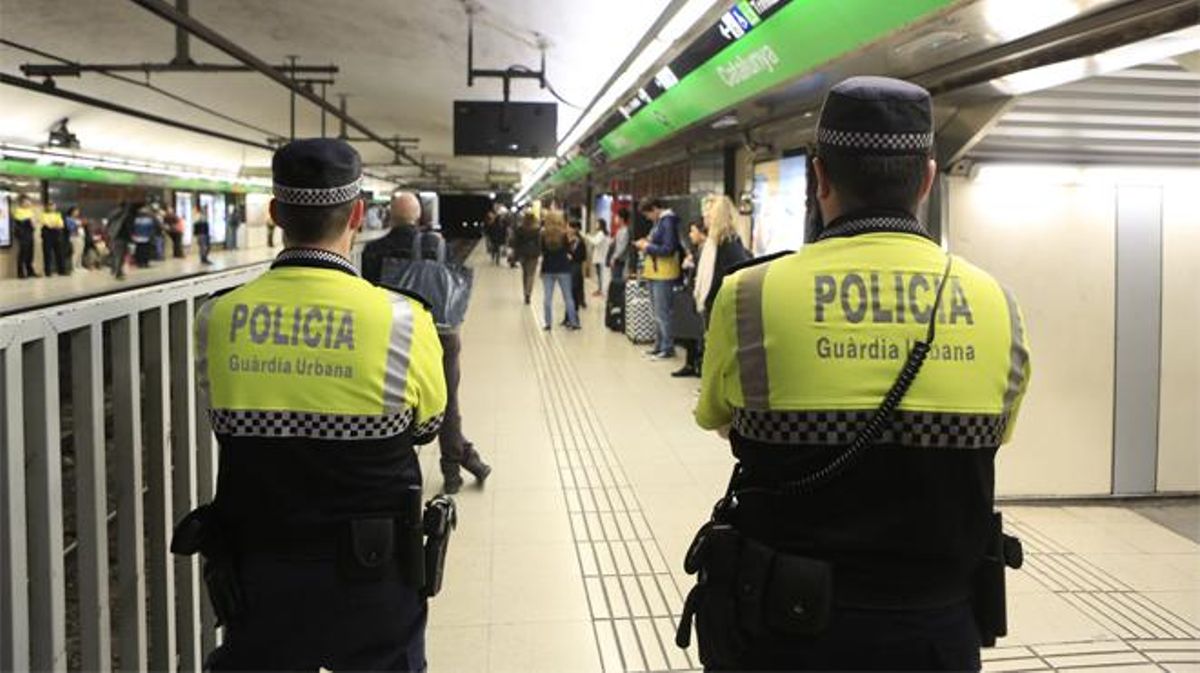 Colau fa fora els manters del metro