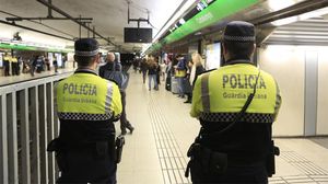 Colau fa fora els manters del metro