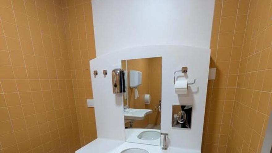 El Hospital de Mérida avanza en humanización con un baño adaptado para personas ostomizadas