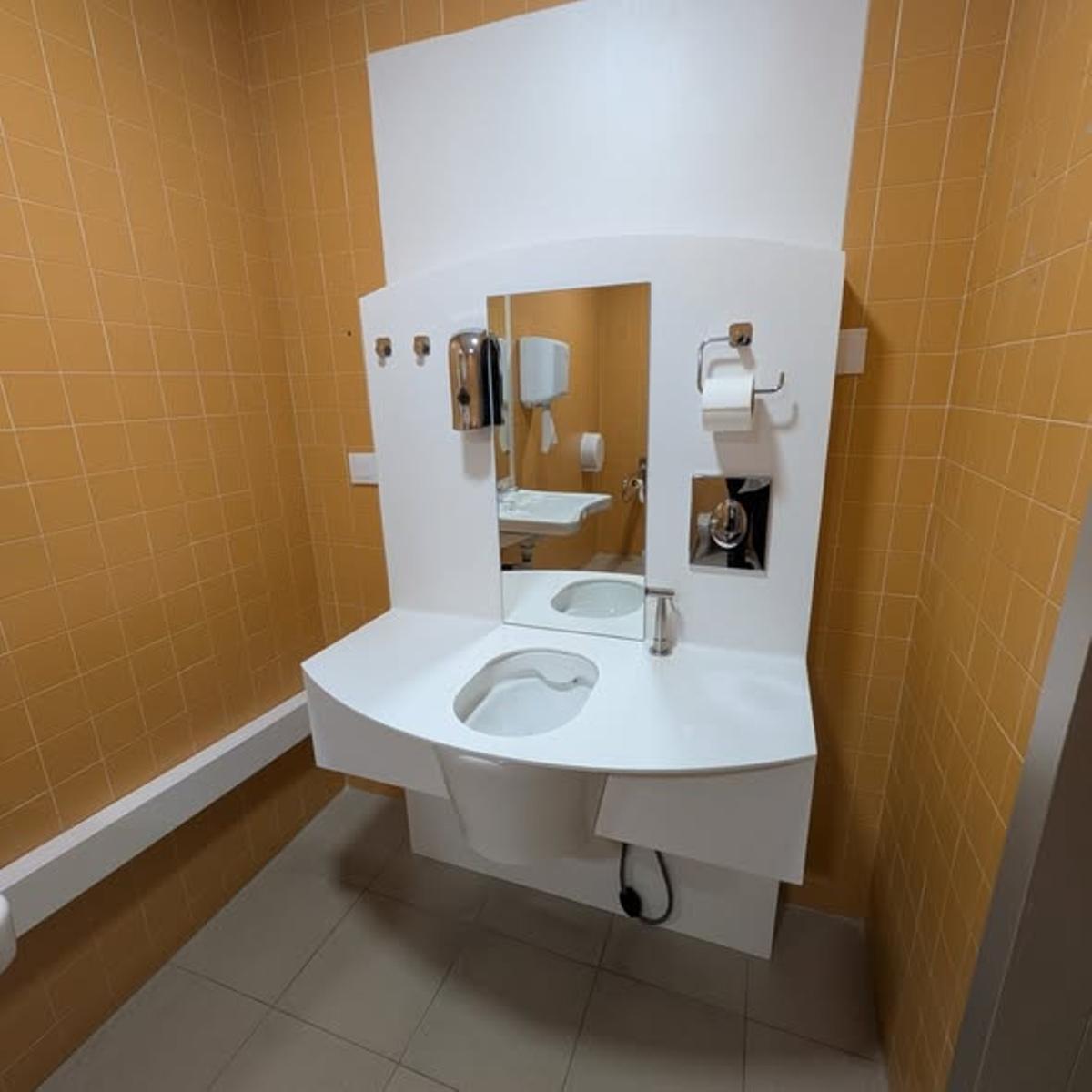 El Área de Salud de Mérida incorpora un baño adaptado para personas ostomizadas.