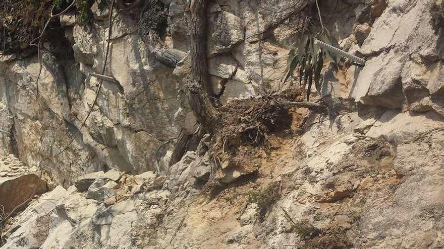 Hierros para drenar la piedra. // S. Álvarez