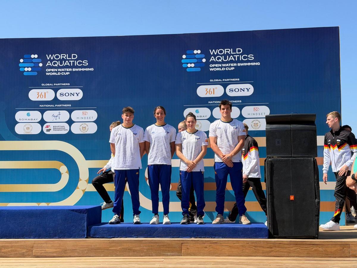 Mateo García, María de Valdés, Ángela Martínez y Mario Méndez, en el podio de la Copa del Mundo.