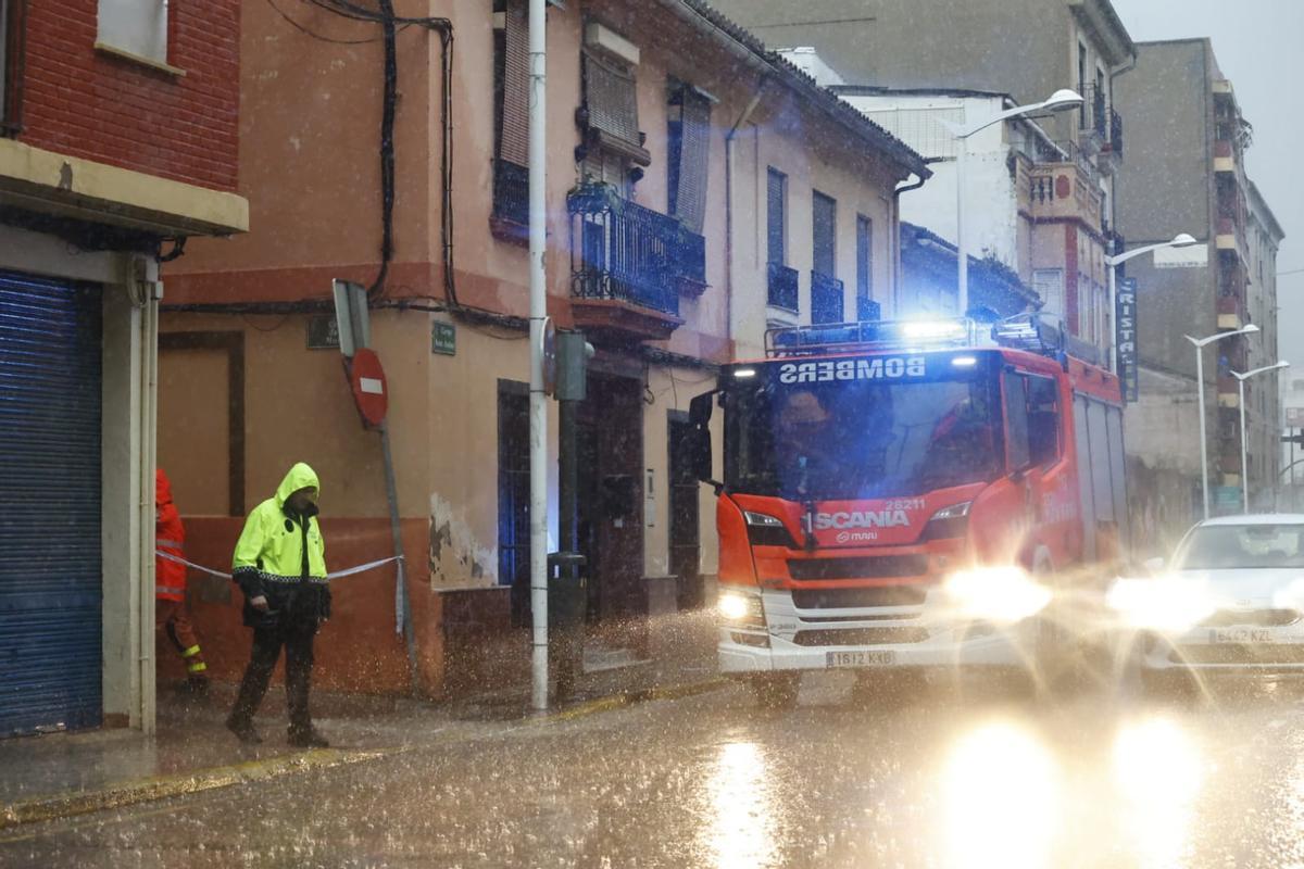 Intervención por caída de cascotes en Mislata