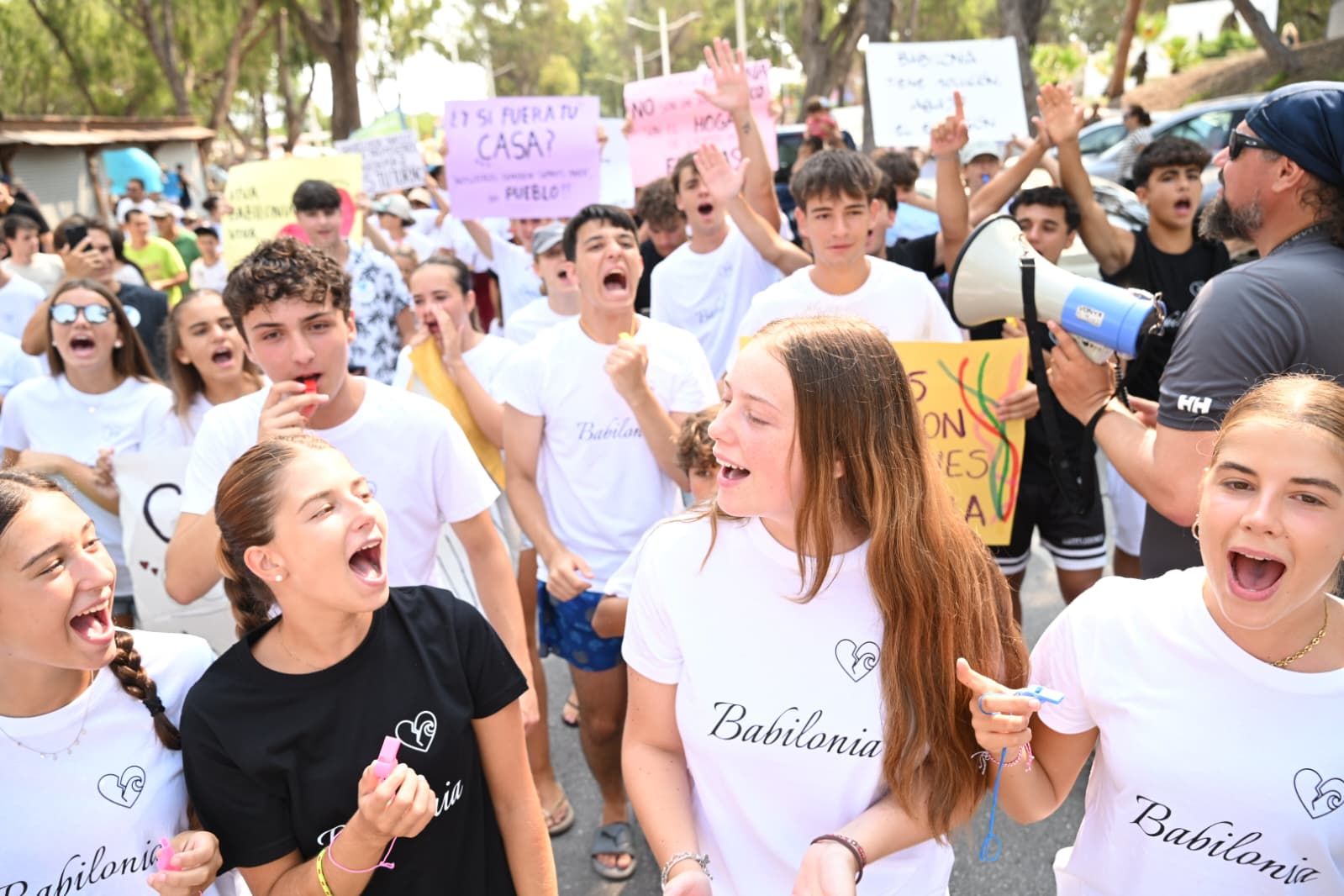 Protesta contra el derribo de las casas de la playa de Babilonia en Guardamar del Segura