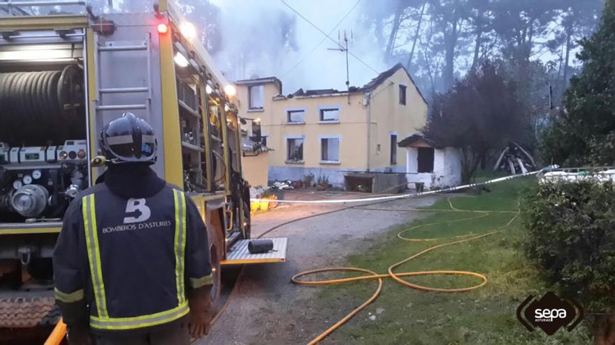 Un incendio calcina una vivienda en El Franco