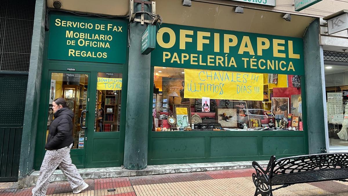 Escaparate del establecimiento, con un cartel que anuncia la liquidación: “Chavales, últimos días”.