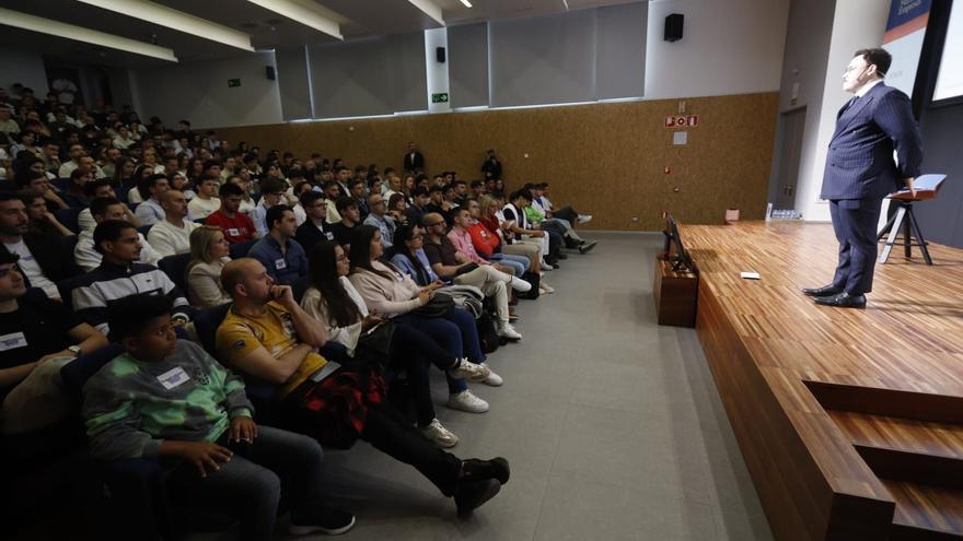 Cientos de influencers, tiktokers y youtubers llenan Marina de Empresas en València