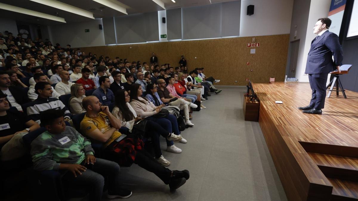 Fernando Miralles, experto en oratoria, en un momento de su intervención en Marina de Empresas.