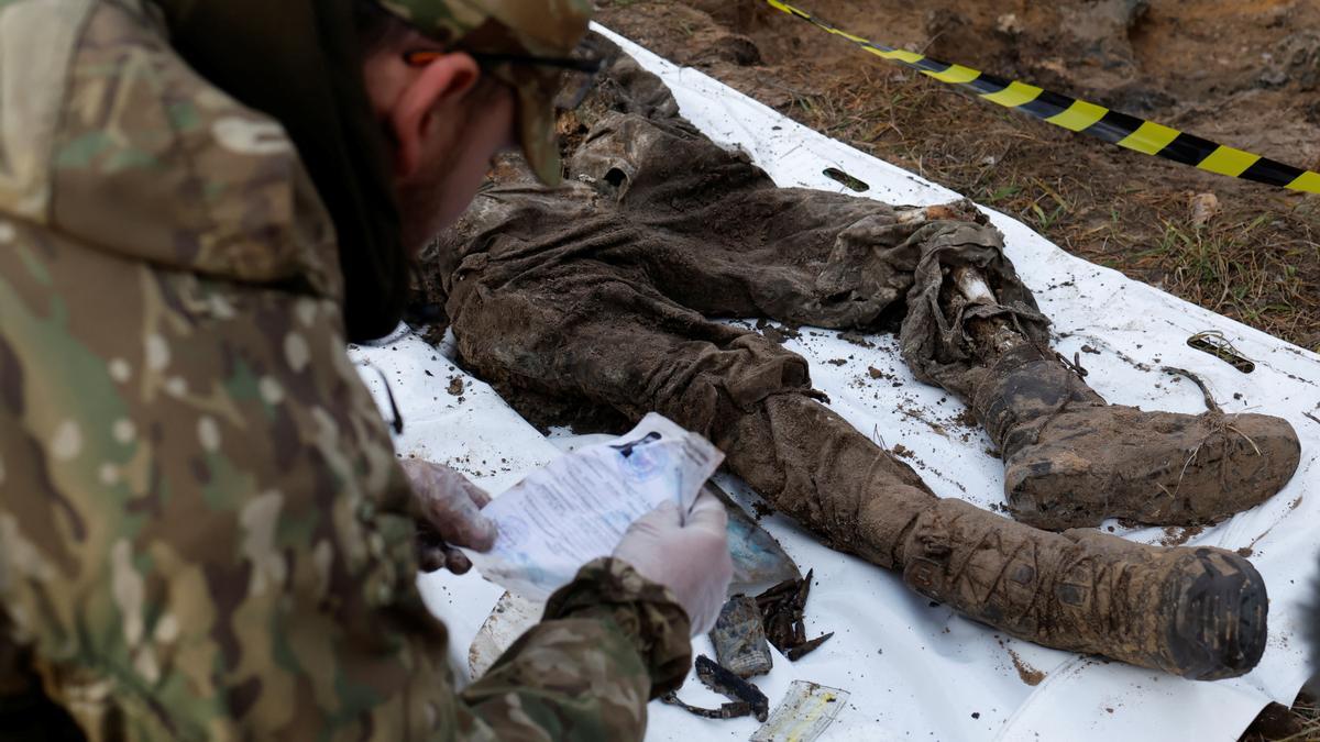Un soldado ucraniano participa en la identificación de un militar caído en el frente, el pasado enero en Yampil.