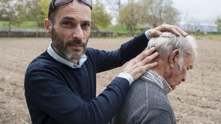 Xan Barreiro, hermano del presunto agresor, muestra una herida de su padre Manuel. // Brais Lorenzo