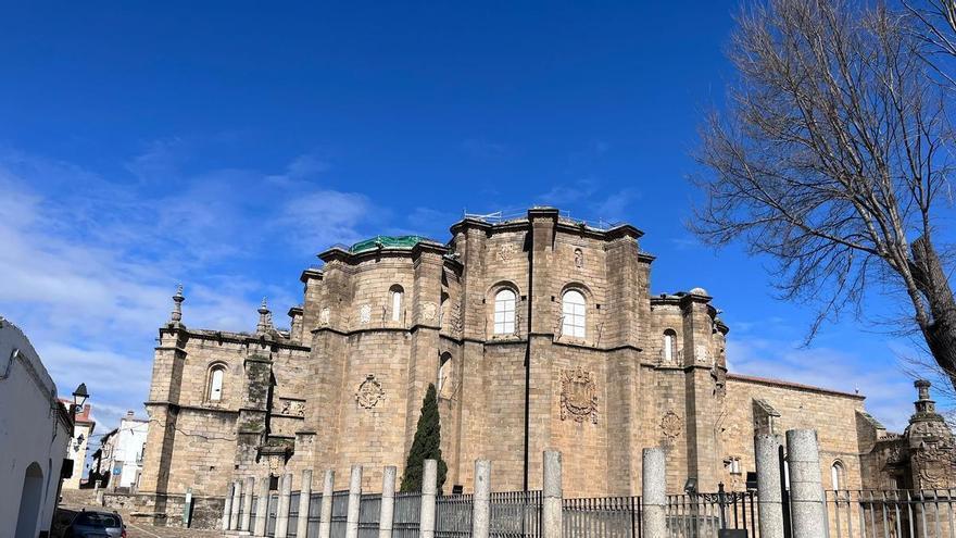 Retiran restos y revisan tejados: el Conventual de San Benito y Santa María de Almocóvar, en pleno proceso de mantenimiento